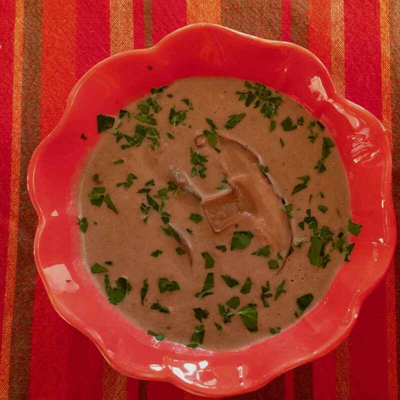 Crème de champignons sauvages et dressés