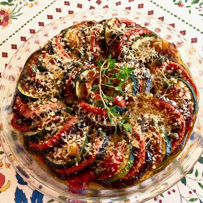 Tian provençal d'aubergines, courgettes, tomates et poivrons rouges